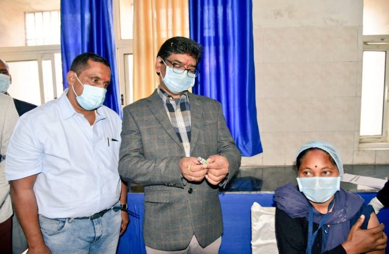 झारखण्ड: राँची में मुख्यमंत्री हेमंत सोरेन  की मौजूदगी में किया गया टिककाकरण अभियान शुरू  / वही बोकारो मे डिसी की मौजूदगी में  किया गया टीकाकरण
