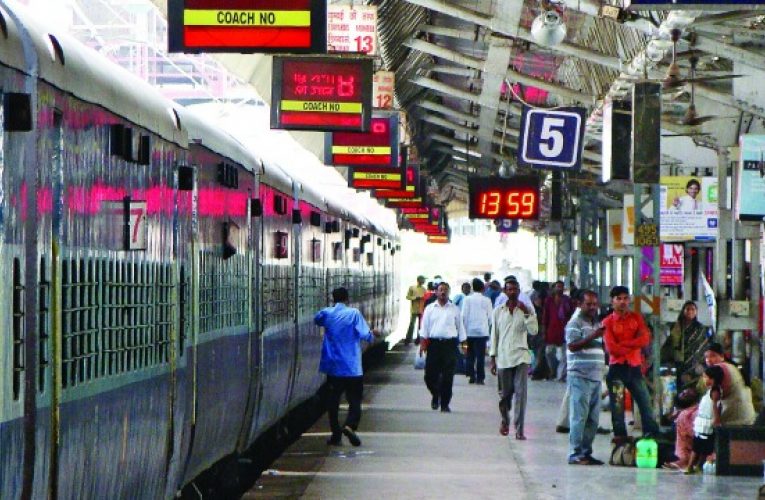 मोदी सरकार की रेल कर रही है यात्रियों की जेब ढीली: किराए में  100 से 200 रुपए तक का अंतर