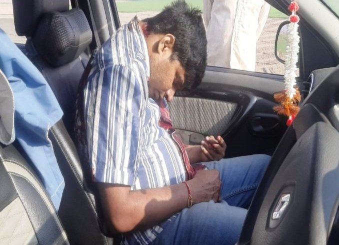 कटिहार: कुर्सेला में लावारिस डस्टर कार में एक अज्ञात युवक की लाश मिली, जिससे इलाके में दहशत का माहौल