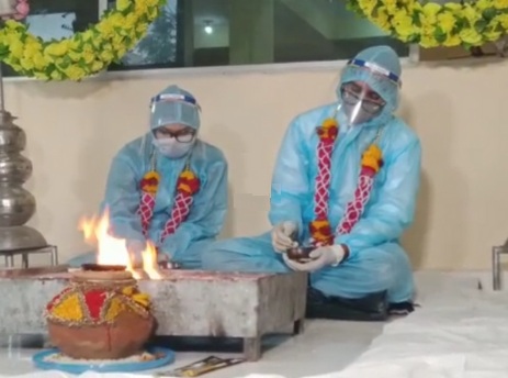 मध्यप्रदेश के रतलाम शहर में हुई अनोखी शादी ,  दूल्हा – दुल्हन ने  PPE  किट पहनकर लिए सात फेरे, प्रसाशन हुआ मजबूर