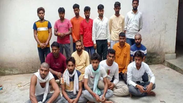 भोजपुर में  बंद कारखाने के अंदर हो रही थी बार बालाओ और शराब के साथ डर्टी पार्टी, पुलिस ने 16 लोगो को किया गिरफ्तार