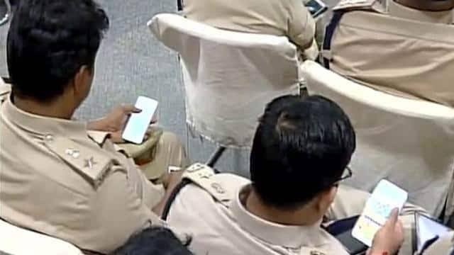 अब पुलिसकर्मियों को ड्यूटी के दौरान फ़ोन इस्तेमाल करना भारी पड़ेगा, बिहार के DGP ने किया आदेश जारी