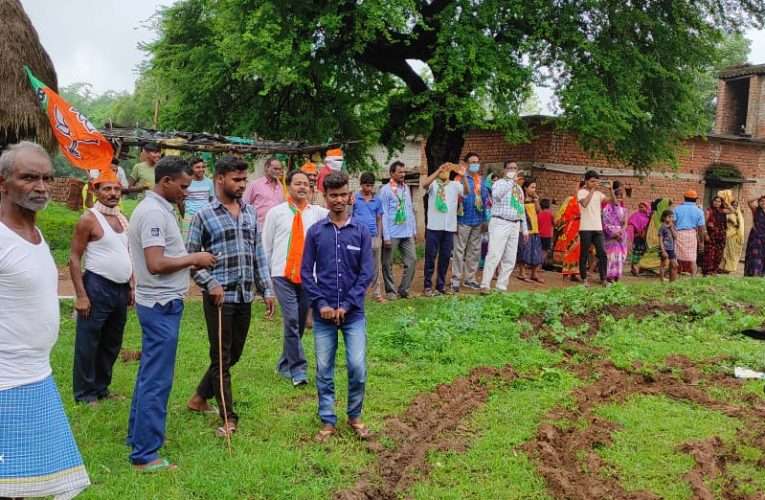 झारखण्ड:  विष्णुगढ़ में भाजपा कार्यकर्ताओं ने खेत में खडे़ होकर किसानो के समर्थन में दिया धरना