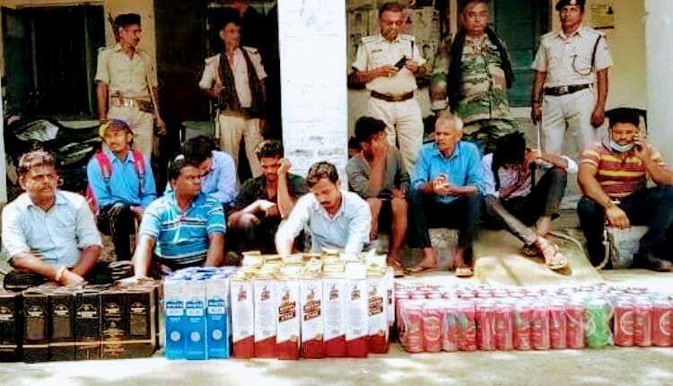 बिहार में श्रमजीवी एक्सप्रेस में 176 बोतल विदेशी शराब बरामद, पैंट्री कार के मैनेजर और 11 तस्करों को किया गया गिरफ्तार