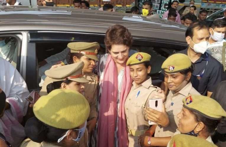 आगरा में महिला पुलिसकर्मियों को प्रियंका गांधी के साथ सेल्फी लेना महंगा पड़ गया, पुलिस अधिकारी ने दिए जांच के आदेश