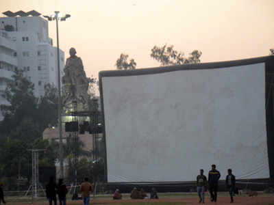 राजधानी पटना के गांधी मैदान में लगा देश का सबसे बड़ा स्क्रीन, हफ्ते के ये 2 दिन फ्री में देख सकते हैं फिल्में।।