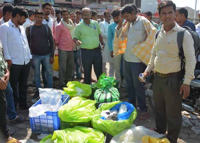 पटना जंक्शन पर ऑटो चालकों और दूध विक्रेताओं के बीच लड़ाई पर कार्रवाई करते हुए 5 लोगों को गिरफ्तार किया गया।