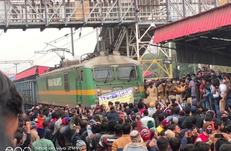 छात्रों के हंगामे के बाद रेल मंत्रायलय ने दी चेतावनी, उपद्रव करने वाले छात्रों को रेलवे की नौकरी से कर दिया जाएगा वंचित