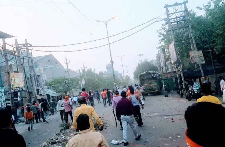 दिल्ली में हनुमान जयंती की शोभायात्रा पर पथराव, तलवारऔर गोलियां भी चली, पुलिसकर्मी भी घायल
