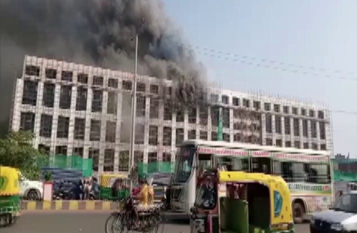 पटना के विश्वेश्वरैया भवन में लगी भीषण आग, रेस्क्यू के लिए NDRF की टीम पहुंची, रेस्क्यू अभियान जारी