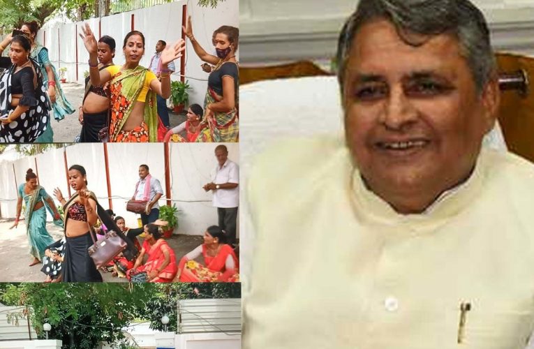 (Bihar) बिहार सरकार के मंत्री ने किन्नरों को नेग में दिया सोना