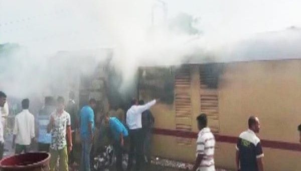 महाराष्ट्र में  नासिक के पास रेल के लगेज कंपार्टमेंट में लगी आग, मौके पर दमकल की गाडी और अधिकारी पहुंचे