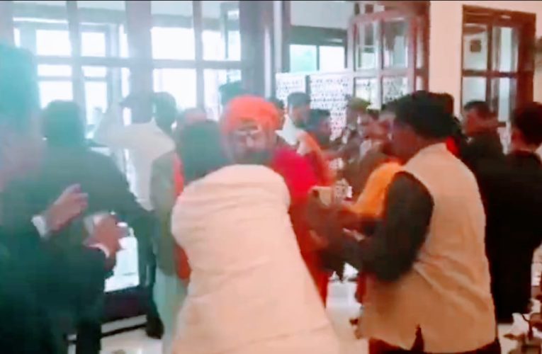 लखनऊ : टीवी डिबेट में पहुंचे  स्वामी प्रसाद मौर्या और महंत राजुदास के बीच हाथापाई, वीडियो हुआ वायरल