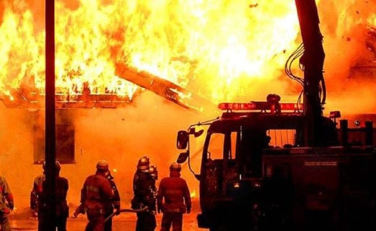 तमिलनाडु के कांचीपुरम  में पटाखा गोदाम में लगी भीषण आग, हादसे में 8 लोगों की झुलसकर मौत  जबकि 20 लोग गंभीर रूप से घायल