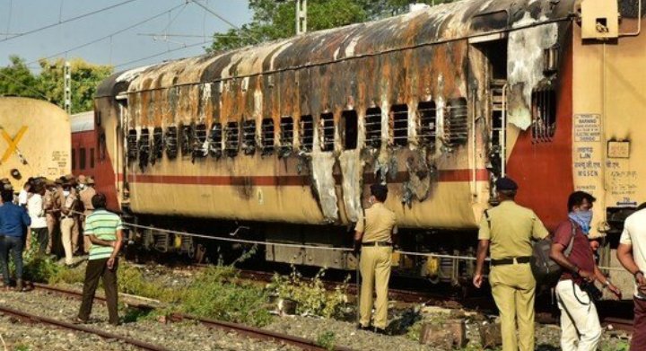 Madurai Railway station Fire:  पर्यटक ट्रेन में आग लगने से 8 की मौत, 20 से अधिक तीर्थयात्री झुलसे, रेलवे ने जारी किया हेल्पलाइन नंबर 