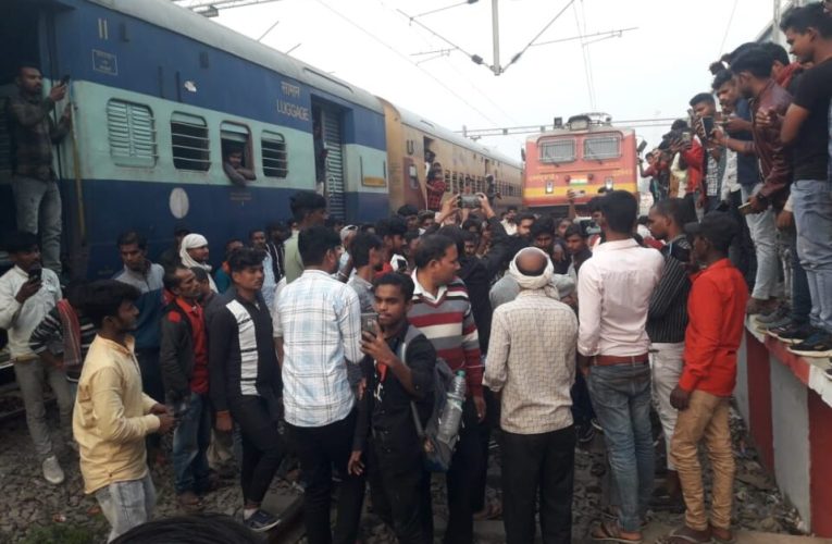बाराबंकी के बुढ़वल रेलवे स्टेशन पर ड्राइवर ट्रेन खड़ी करके चले गए , 4 घंटे फसे रहे यात्री