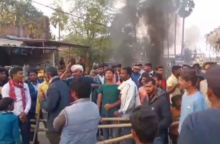 औरंगाबाद: मंदिर में मांस के टुकड़ा मिलने पर मचा बवाल , ग्रामीणों ने सड़क पर जमकर किया प्रदर्शन