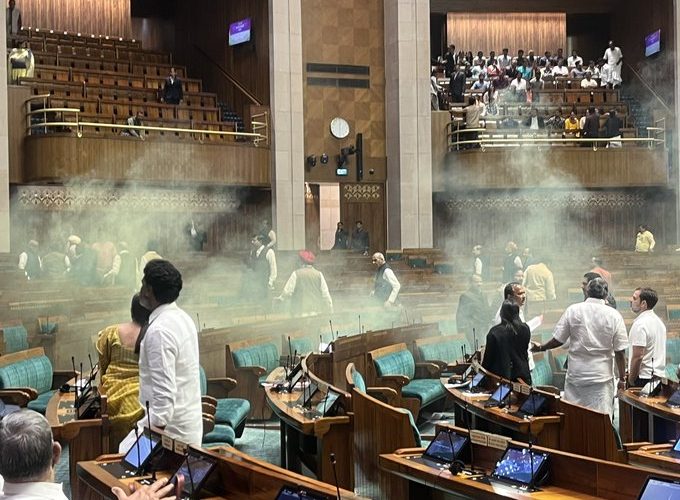 Parliament Attack : संसद भवन के सुरक्षा में हुई चूक , दो  व्यक्ति संसद भवन में कूदे , टियर स्मॉग छोड़ा