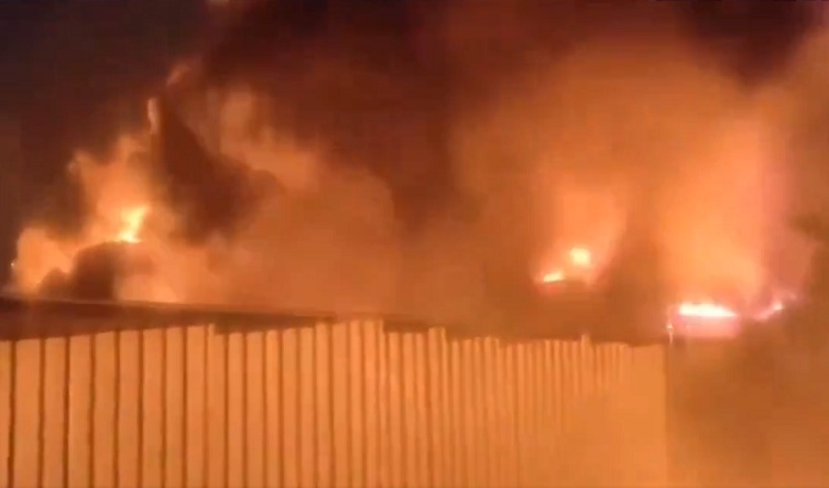 पुणे :  कबाड़ दूकान में लगी भीषण आग,  150 कबाड़ की दुकानें जलकर खाक