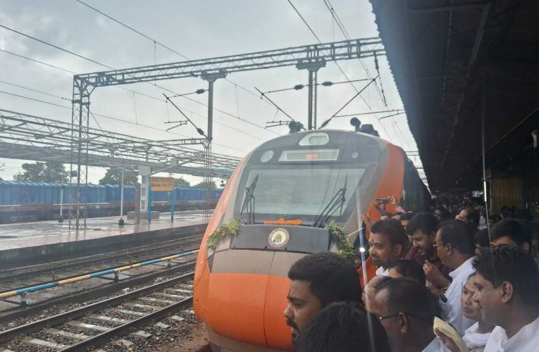 वंदे भारत एक्सप्रेस को पीएम मोदी ने हरी झंडी दिखाकर किया रवाना, वंदे भारत का चांडिल और बोकारो स्टेशन पर हुआ भव्य स्वागत