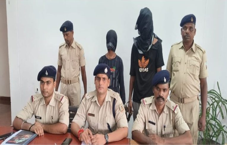 बोकारो पुलिस ने एक व्यक्ति पर चाकू से जानलेवा हमला करने  वाले दो  अपराधियों को हिरासत में लिया