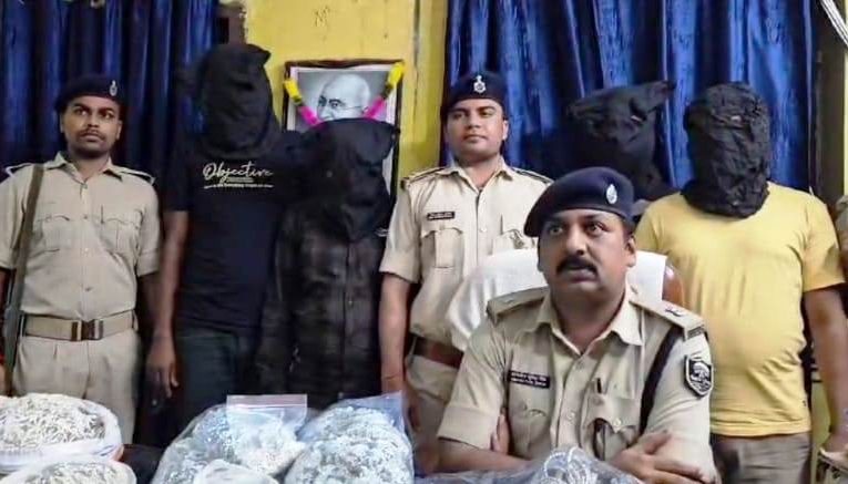 कटिहार के होटल में छापेमारी के दौरान पुलिस ने 66 किलो चांदी के आभूषण किये बरामद, चार तस्कर गिरफ्तार 