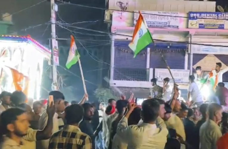 फतुहा में शांतिपूर्ण विसर्जन हुआ संपन्न, डीएसपी के पहल पर लोगों ने शस्त्र प्रदर्शन के बदले लहराया तिरंगा, 