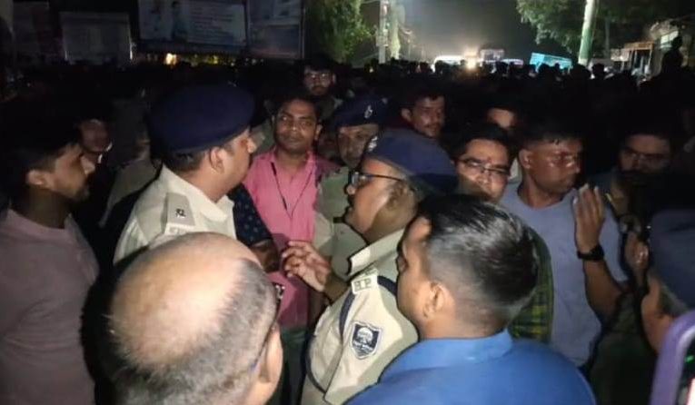 कटिहार मेडिकल कॉलेज के छात्र- छात्राओं ने कल रात में सड़क जाम कर किया हंगामा,
