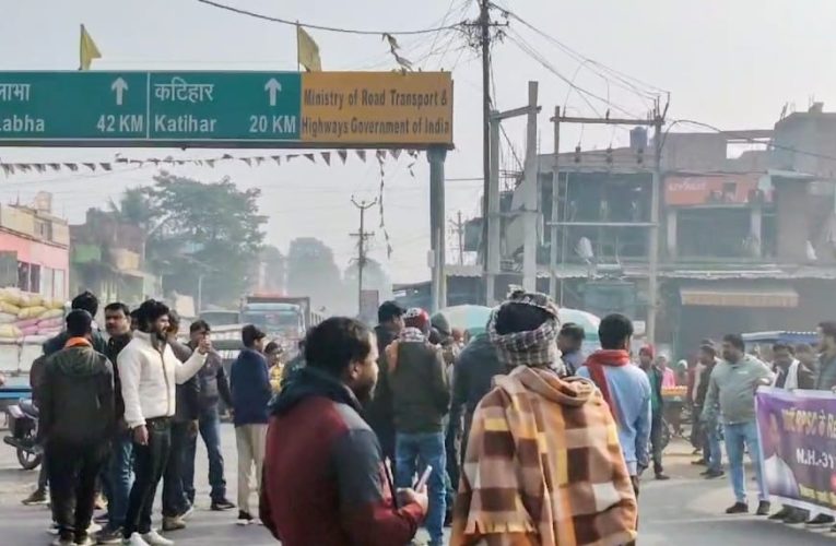 70वीं BPSC री-एग्जाम की मांग को लेकर NH 31 और 81 पर प्रदर्शनकारियों ने  किया चक्का जाम