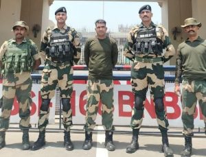 अटारी-वाघा बॉर्डर से BSF  जवान  पूर्णम कुमार शाॅ की भारत वापसी, 21 दिन से पाकिस्तान रेंजर्स के  गिरफ्त में थे।  