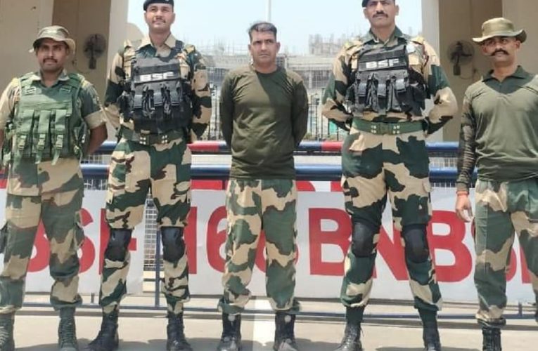 अटारी-वाघा बॉर्डर से BSF  जवान  पूर्णम कुमार शाॅ की भारत वापसी, 21 दिन से पाकिस्तान रेंजर्स के  गिरफ्त में थे।  