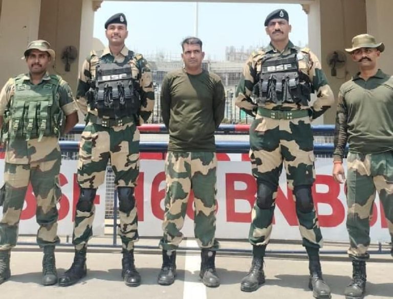 अटारी-वाघा बॉर्डर से BSF  जवान  पूर्णम कुमार शाॅ की भारत वापसी, 21 दिन से पाकिस्तान रेंजर्स के  गिरफ्त में थे।  