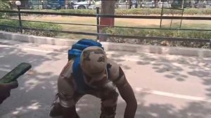 कानपुर: अपनी मां का कटा हाथ लेकर न्याय मांग रहा सेना का जवान